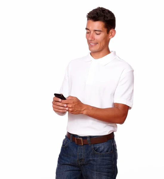 El hombre está mirando su móvil para enviar un mensaje . —  Fotos de Stock