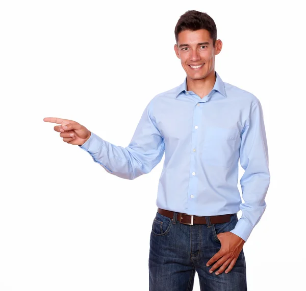 Hombre adulto en azul sonriendo señalando a su derecha . —  Fotos de Stock