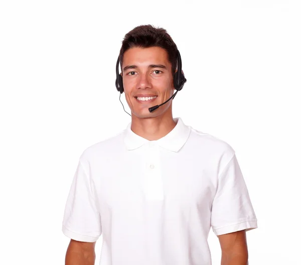 Hombre latino sonriendo mientras conversaba en el micrófono . — Foto de Stock