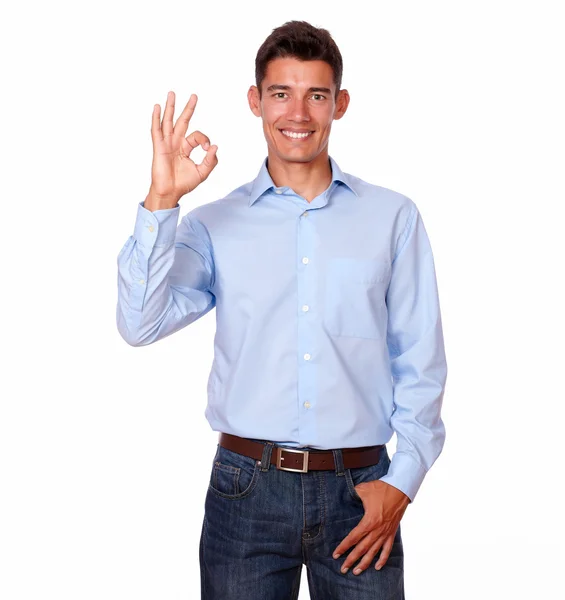 Sonriente hombre de pie con una señal de dedo ok . — Foto de Stock