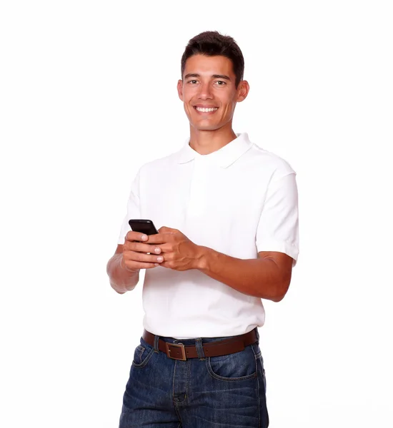 Lachende jonge man met een mobiele telefoon. — Stockfoto