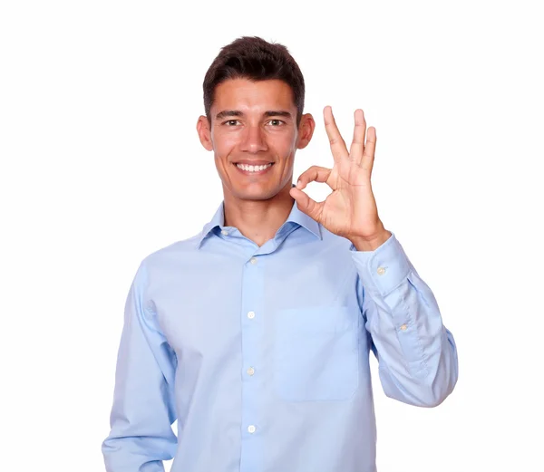 Schöner Mann im blauen Hemd macht ok Zeichen. — Stockfoto