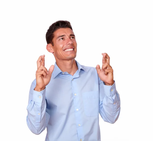 Homem encantador sorrindo e cruzando os dedos — Fotografia de Stock