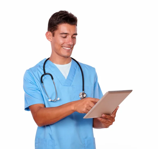 Enfermera encantadora en uniforme de trabajo en la tableta pc — Foto de Stock