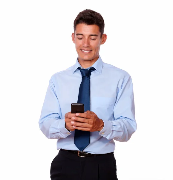 Schöner Geschäftsmann, der auf seinem Handy SMS schreibt — Stockfoto