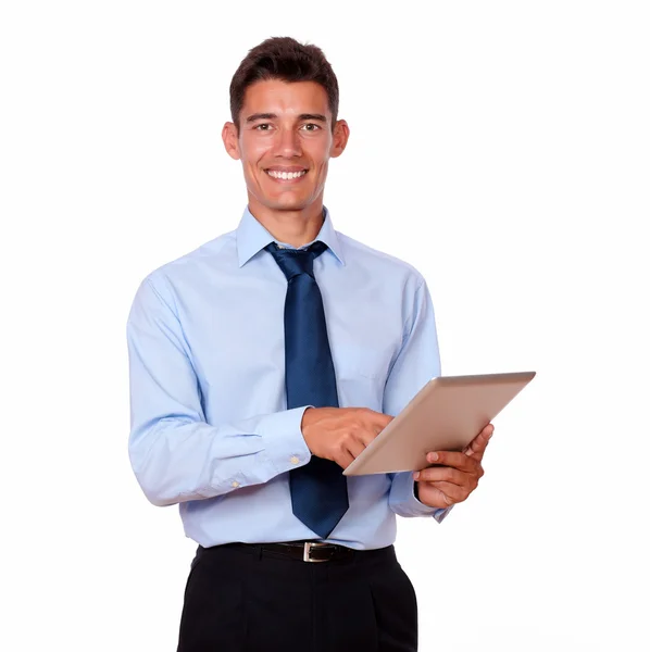 Hombre joven en corbata usando su tableta PC — Foto de Stock