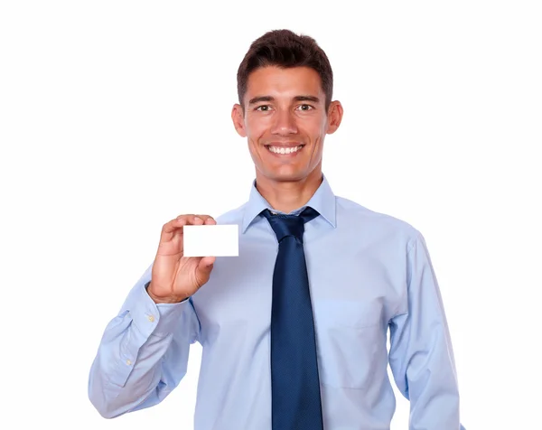 Joven guapo sosteniendo tarjeta de visita en blanco — Foto de Stock