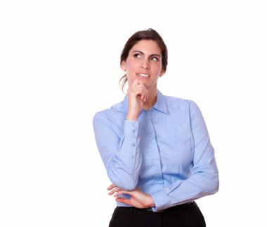 dalgın genç kadın mavi tişört ayakta