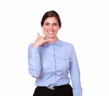 çağrı işareti ile duran güzel kadın