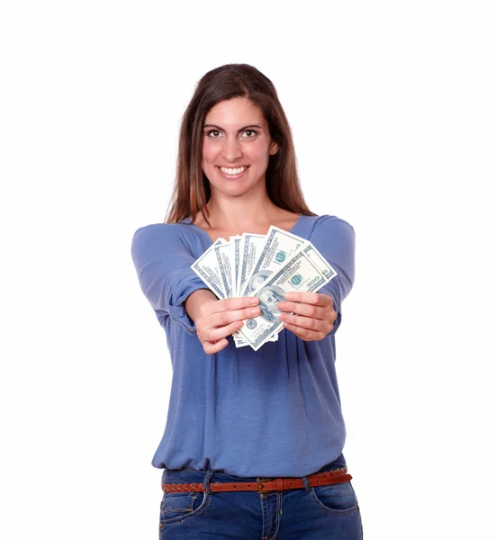 Niedliche junge Frau steht und hält Dollars — Stockfoto