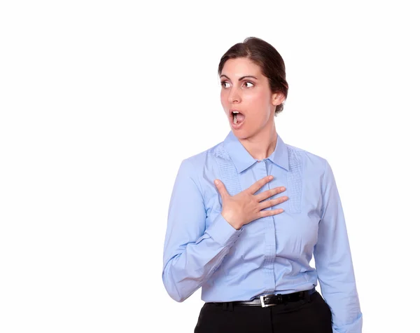 Verrast jonge vrouw op zoek naar haar rechts — Stockfoto