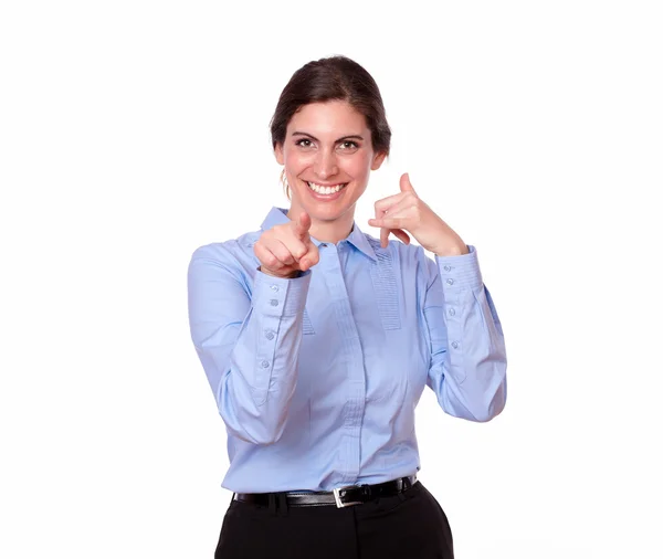 Charmig kvinna pekar med anropssignal — Stockfoto