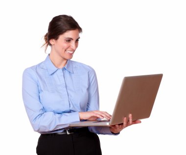 Dizüstü bilgisayarda çalışan bir kadın