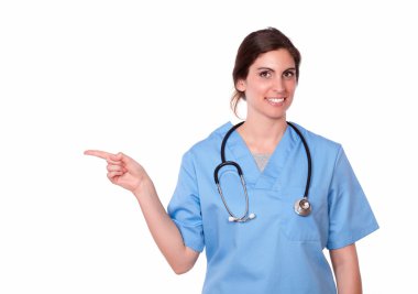 Ona doğru işaret gülümseyen profesyonel hemşire