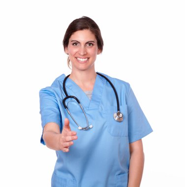 bir ok el hareketi ile gülümseyen genç bayan hemşire