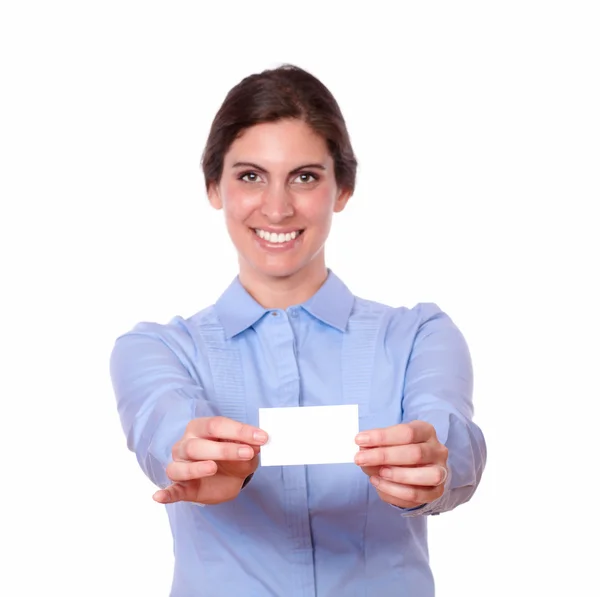 Woman smiling holding a blank card — Stock Photo, Image