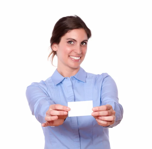 Feminino de pé, segurando um cartão em branco — Fotografia de Stock