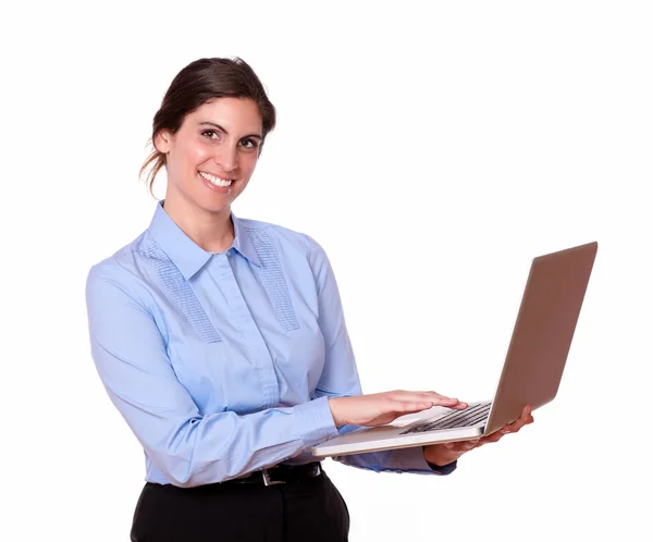 Donna che utilizza un computer portatile — Foto Stock