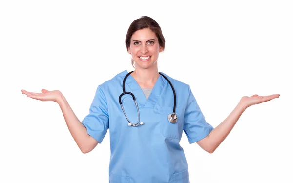 Encantadora enfermera sonriendo sosteniendo sus palmas — Foto de Stock