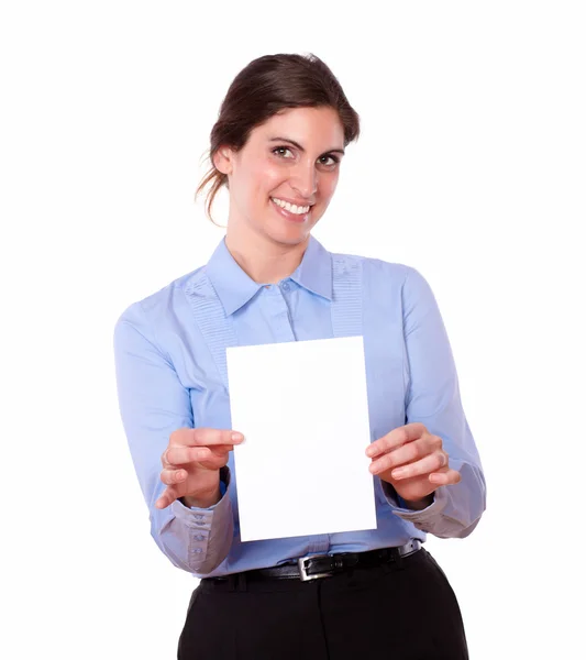 Woman smiling and holding a card — Stock Photo, Image