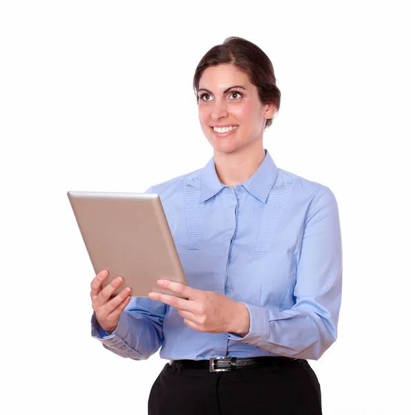 Mujer de pie usando tableta pc — Foto de Stock