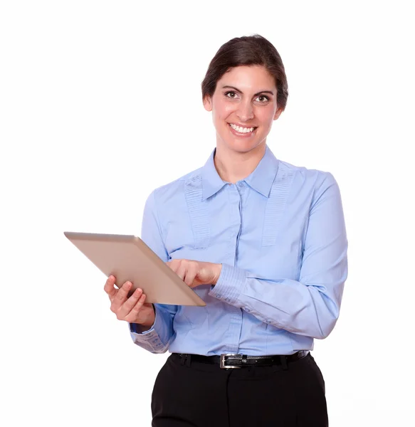 Mujer de pie trabajando en la tableta pc —  Fotos de Stock