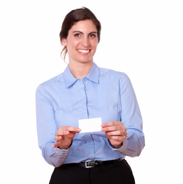 Mulher sorrindo segurando um cartão em branco — Fotografia de Stock