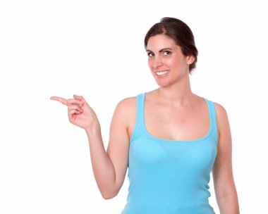 genç kadın onu sağa işaret eden spor giyim