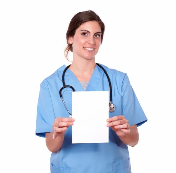 Infirmière avec stéthoscope tenant une carte blanche — Photo
