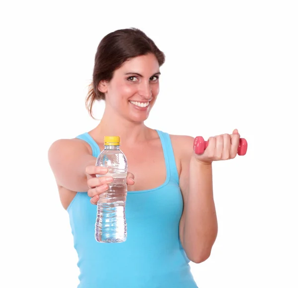 Ajuste jovem mulher levantando pesos e garrafa de água — Fotografia de Stock