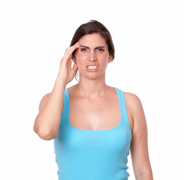 Junge Frau in Turnbekleidung hat Kopfschmerzen — Stockfoto