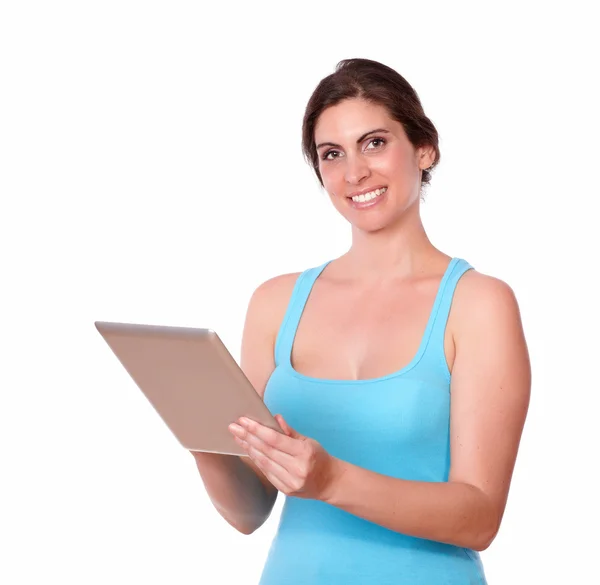 Mujer joven sonriente usando tableta PC — Foto de Stock