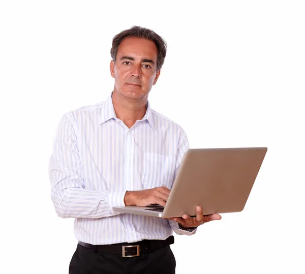 Homem sênior com laptop olhando para você — Fotografia de Stock