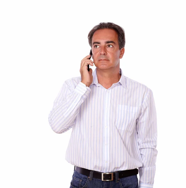 Харизматичный мужчина говорит по телефону — стоковое фото
