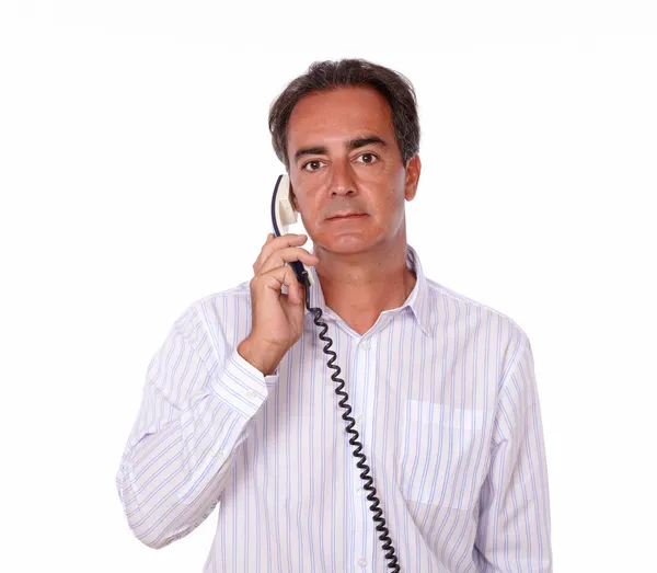Зрелый латинос говорит по телефону — стоковое фото