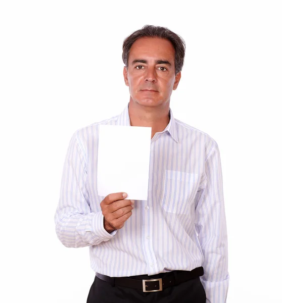 Dospělý charismatický muž držící bílou kartu — Stock fotografie