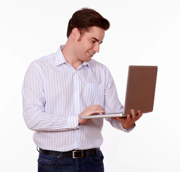 Charismatische jonge man aan het werk op zijn laptop — Stockfoto