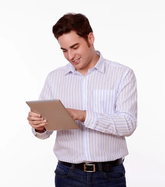 Kaukaski mężczyzna pracujący na komputerze typu tablet — Zdjęcie stockowe
