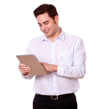 charimsatic genç adam onun tablet PC'yi kullanma