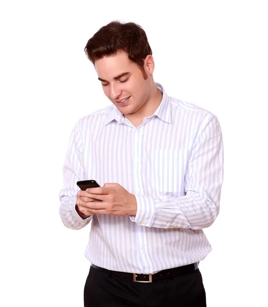 Encantador jovem mensagens de texto com seu telefone — Fotografia de Stock