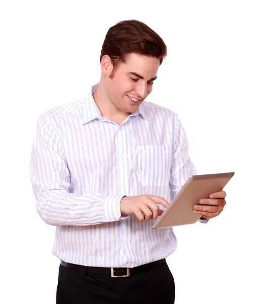 Hezká zrzka muž pomocí počítače tablet pc — Stock fotografie