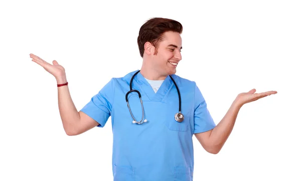 Sorridente infermiera maschio tenendo fuori le mani — Foto Stock