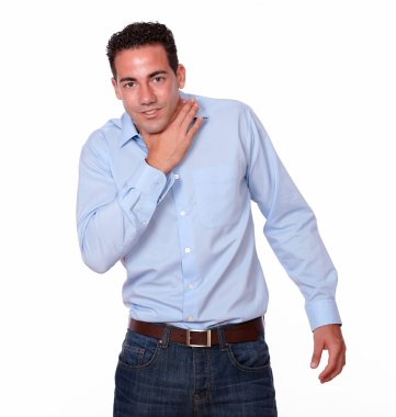 Boğaz hasta olan yetişkin yakışıklı adam