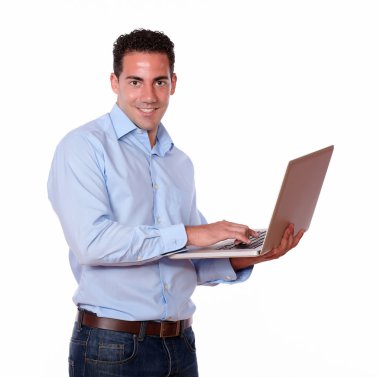 dizüstü bilgisayarıyla karizmatik erkek