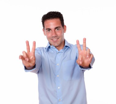 çekici erkek zafer işareti ile gülümseyen