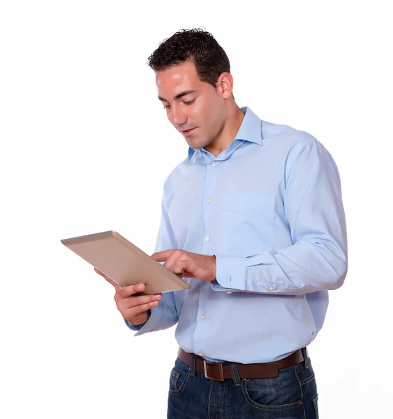 Okouzlující muž pomocí počítače tablet pc — Stock fotografie