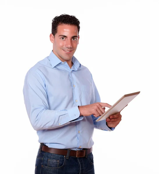 Atrakcyjny mężczyzna za pomocą jego komputera typu tablet — Zdjęcie stockowe