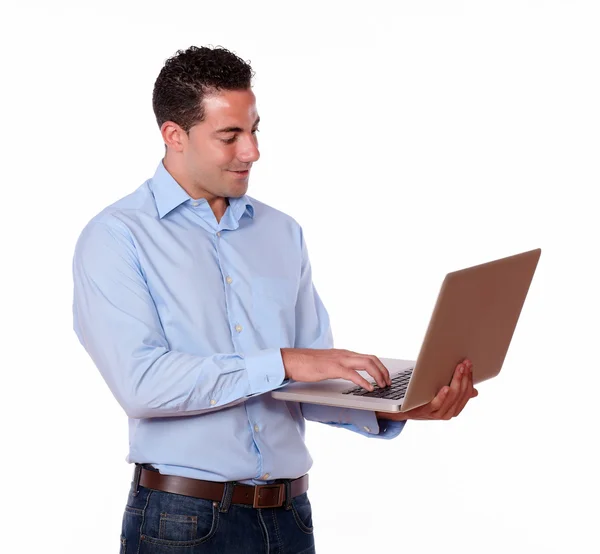 Modeste arbeitet an seinem Laptop — Stockfoto