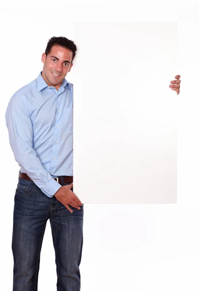 Hispánský muž držící bílá transparent — Stock fotografie