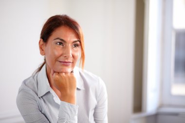 gülümseyen ve düşünme büyüleyici girişimci kadın